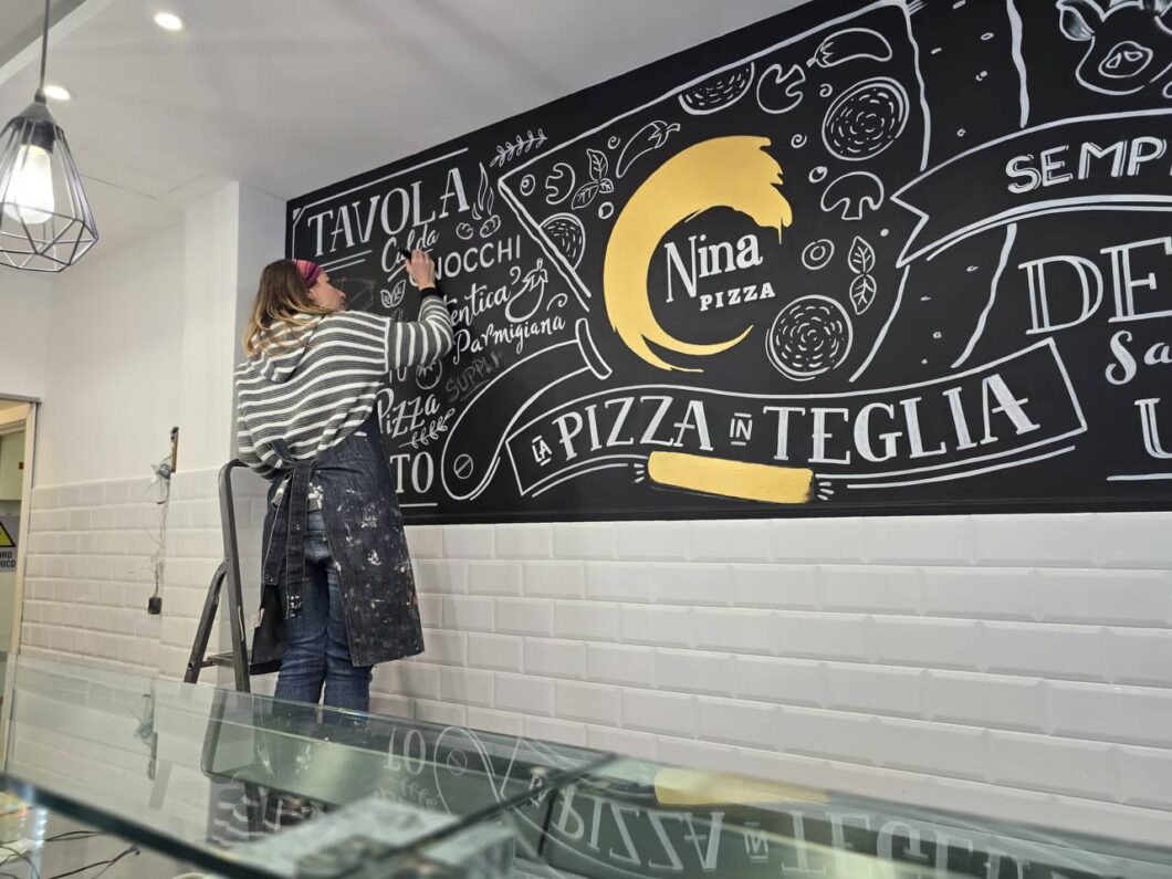 Lavagna-Artistica-Murales-Informativa-Decorativa_Pizzeria-Nina-Roma_Kalua-Art